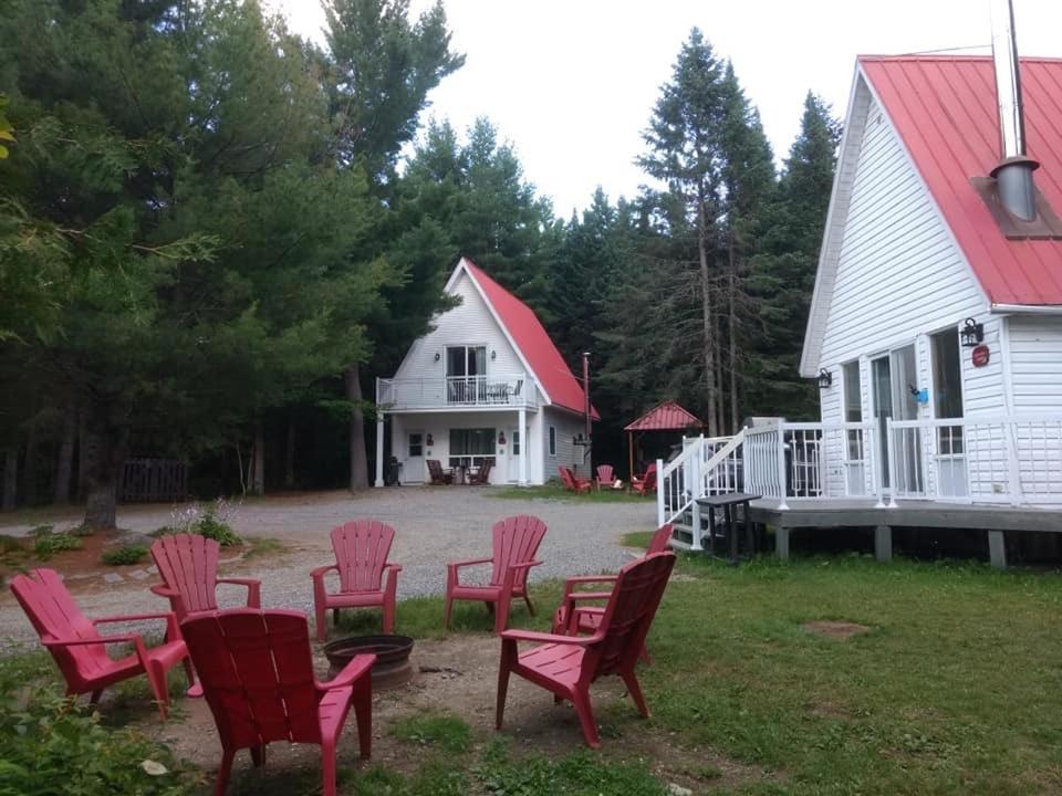 Camping Chalets Spas Pignons Rouges Saint Romain Exterior foto